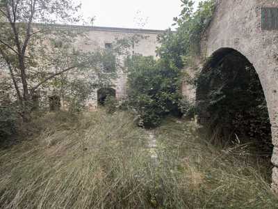 Da qui si accede al piccolo atrio, in cui la vegetazione spontanea ha rapito ogni centimetro